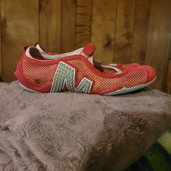 Merrell Red Sneakers with Sporty Mesh Design - Picture 3 of 4